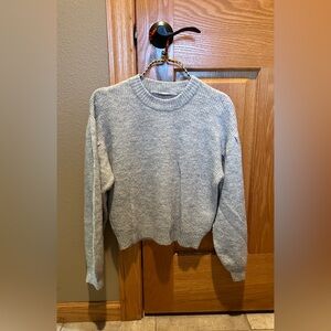 Girls H&M Solid Color Crew Neck Puff Sleeve Sweater, size 12-14.